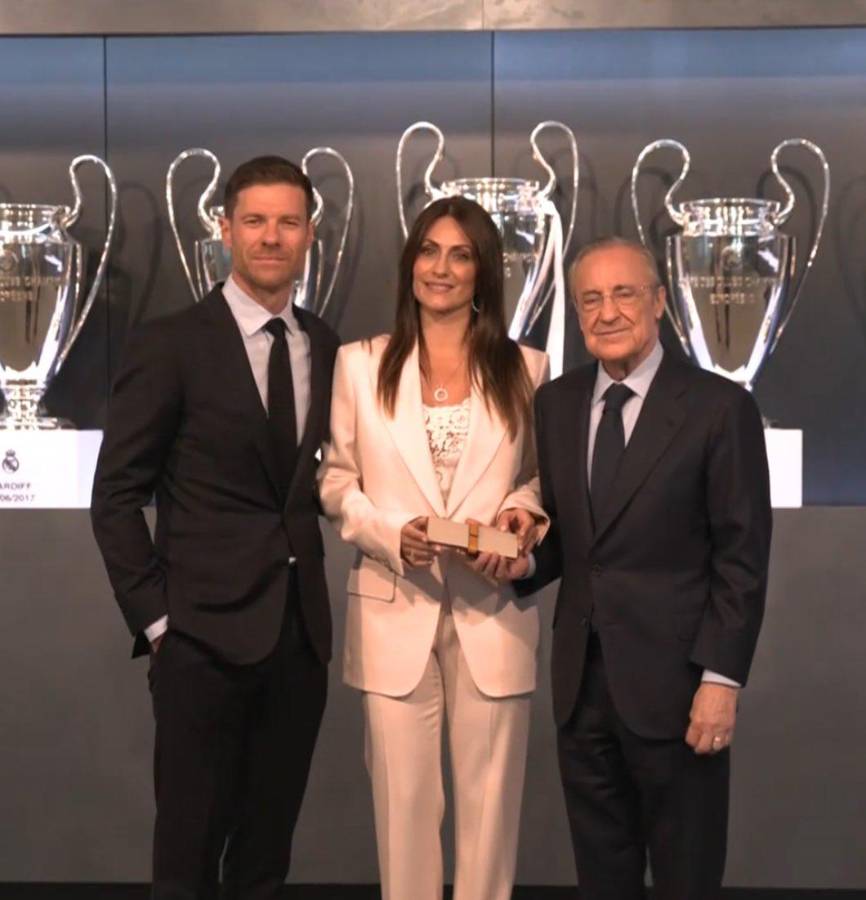 Así fue presentado Xabi Alonso como nuevo técnico del Real Madrid: acompañado por su esposa y el contrato que firmó