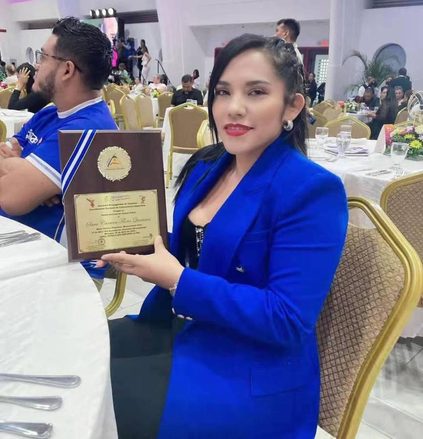 Así es la bella periodista que fue atacada verbalmente por el Fantasma y se defendió