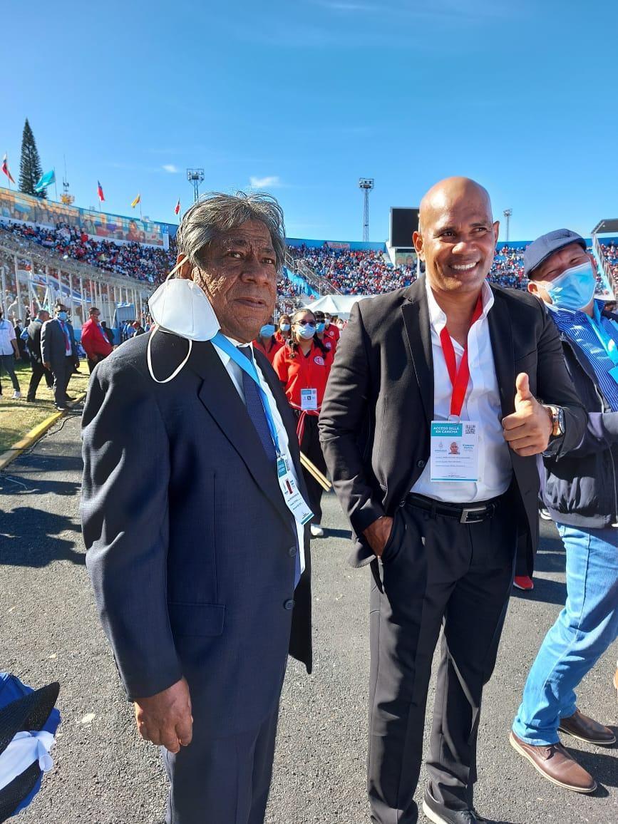 Firmando autógrafos y haciendo selfies: Así llegaron Teófimo López y otros deportistas a la toma de posesión de Xiomara Castro