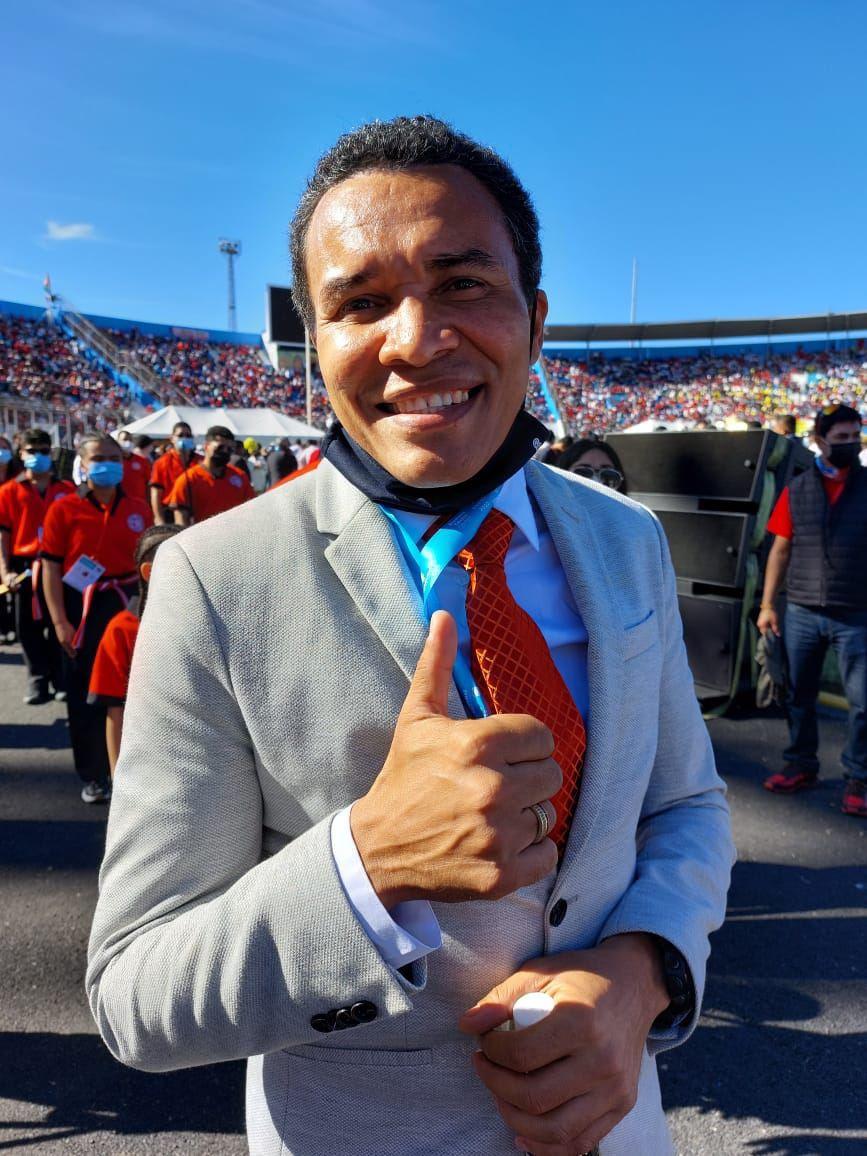 Firmando autógrafos y haciendo selfies: Así llegaron Teófimo López y otros deportistas a la toma de posesión de Xiomara Castro