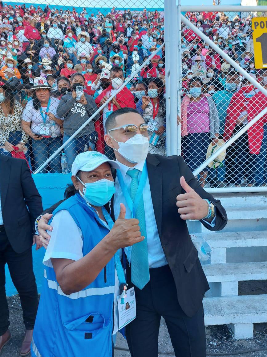 Firmando autógrafos y haciendo selfies: Así llegaron Teófimo López y otros deportistas a la toma de posesión de Xiomara Castro