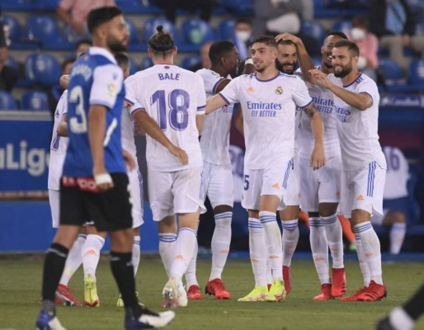 Benzema marcó doblete: Real Madrid debuta en la Liga España con goleada ante Alavés en el regreso de Ancelotti