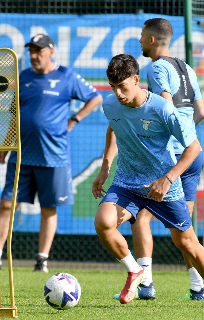 Valerio Rodrigo (18) ya entrena bajo las órdenes de Mauricio Sarri (atrás).
