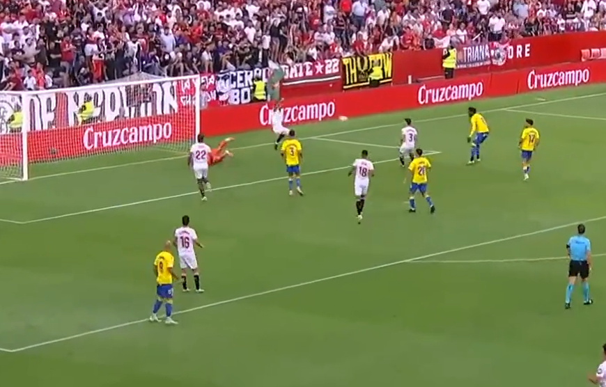 Así fue el debut de Sergio Ramos en el primer triunfo del Sevilla: sacó un gol cantado y rompe un récord histórico