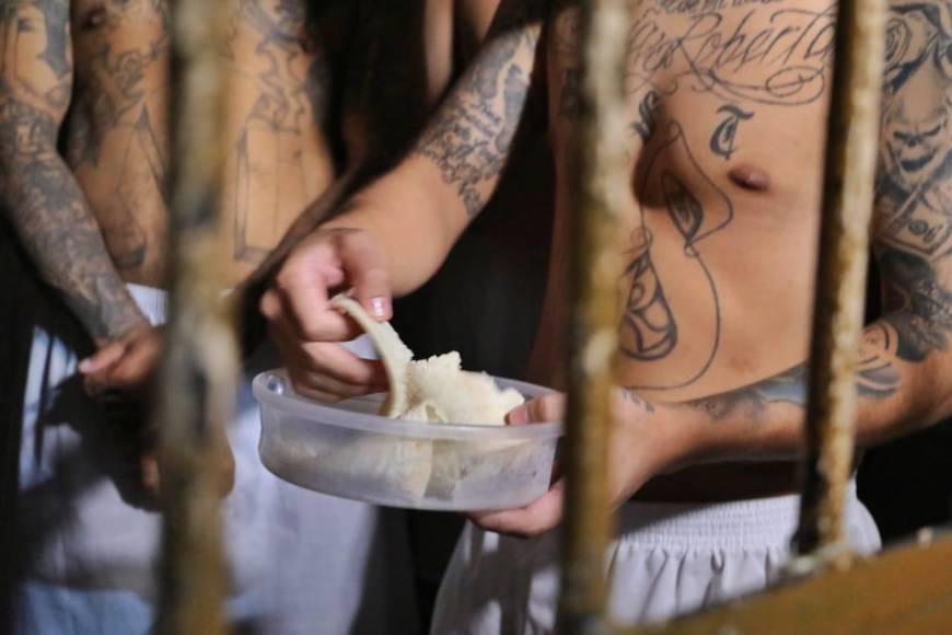 ¿Qué están comiendo? Nayib Bukele da a conocer las duras condiciones que viven los pandilleros en las cárceles de El Salvador
