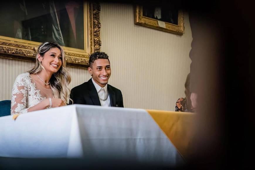 “Tú eres feo hasta con dinero”: el motivo por el que se burlan de Raphinha por polémica foto con su mujer y explota