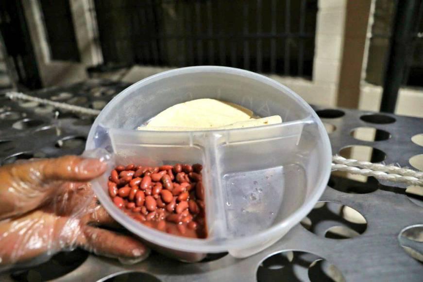 ¿Qué están comiendo? Nayib Bukele da a conocer las duras condiciones que viven los pandilleros en las cárceles de El Salvador