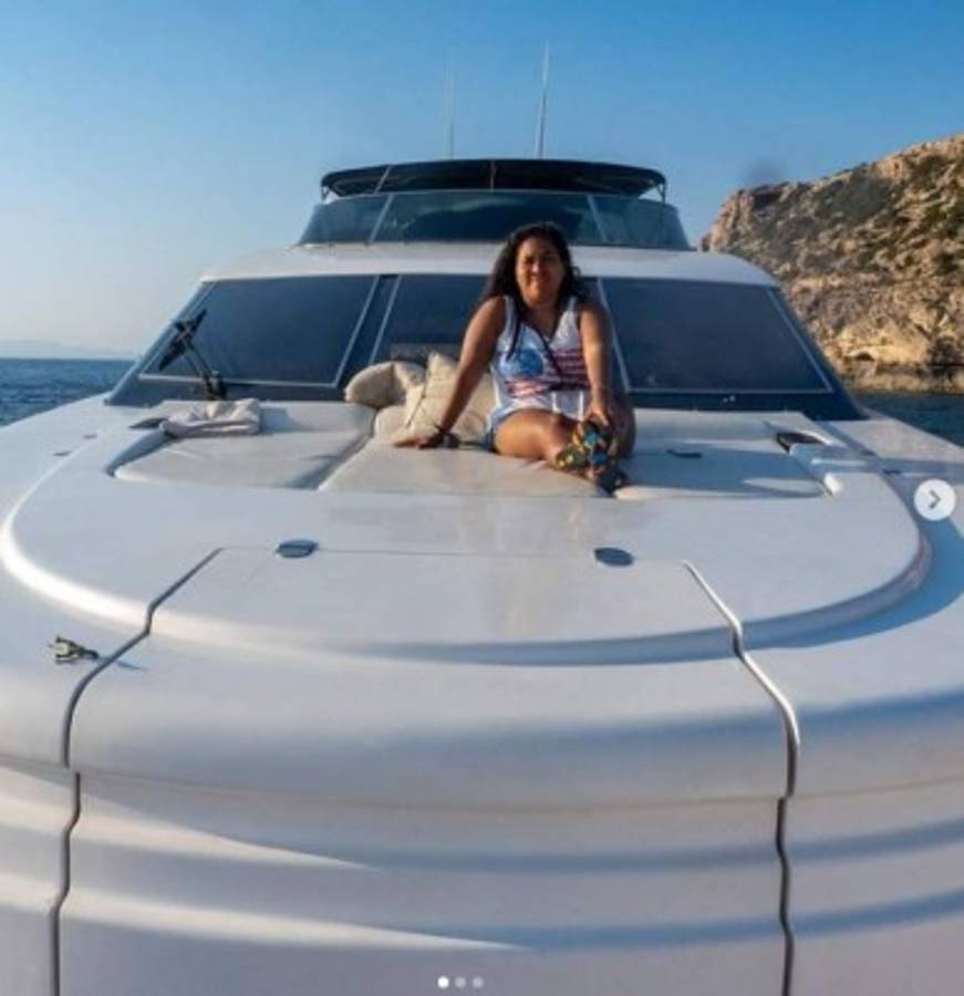 La sorprendieron con la camisa del Choco Lozano: Los privilegios que tiene Denia Cerrato al ser empleada de jugador del Atlético