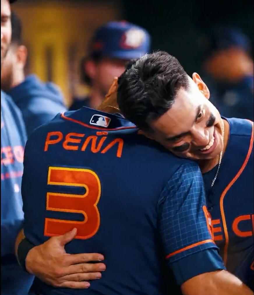 La noche soñada de Mauricio Dubón: Ovacionado por todo el estadio y la familia que lo ama por jugar con los Astros