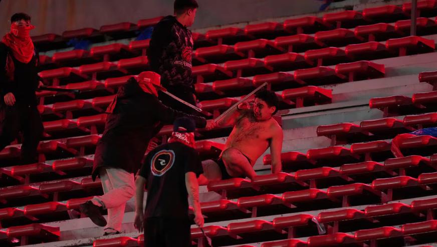 Terror en Argentina: graves heridos tras violentos ataques en el Independiente-U de Chile; aficionado saltó al vacío