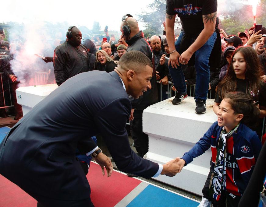 Locura total en el Parque de los Príncipes, la felicidad de Mbappé por su renovación e insultos al Real Madrid