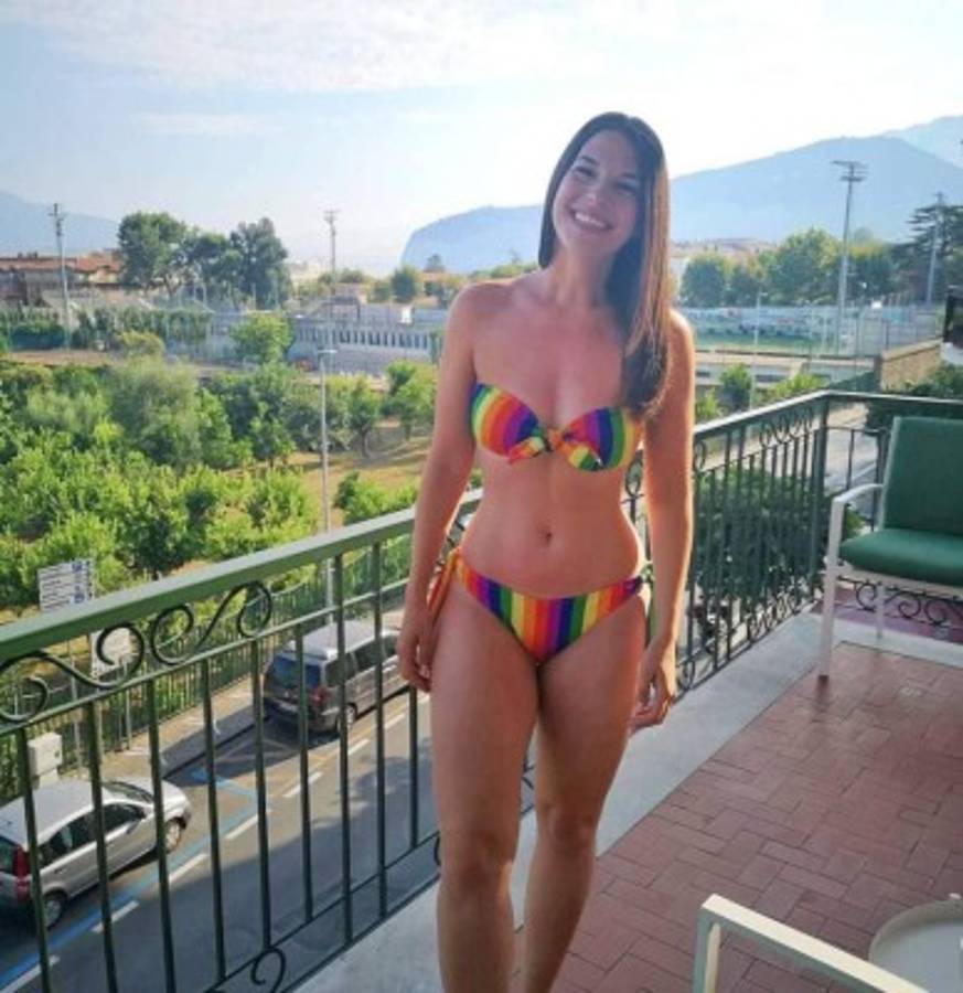 La sexy presentadora del Arsenal TV que recibe propuestas de matrimonio a diario