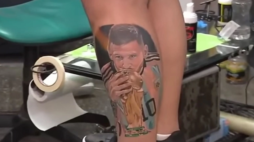 Tremenda locura: los increíbles tatuajes sobre Messi luego de ganar con Argentina el Mundial de Qatar y el ‘‘qué mirás, bobo’’