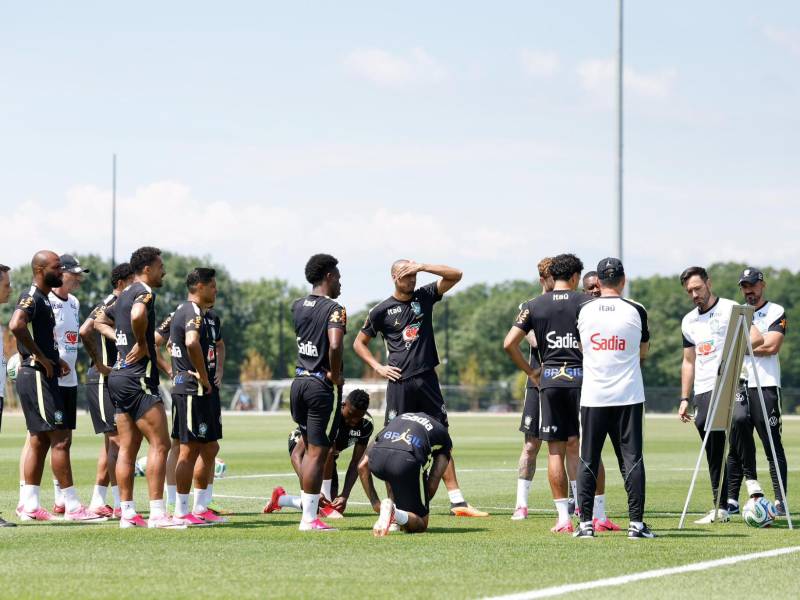 Neymar junto a sus compañeros en el entrenamiento de Brasil antes de medirse a Haití.