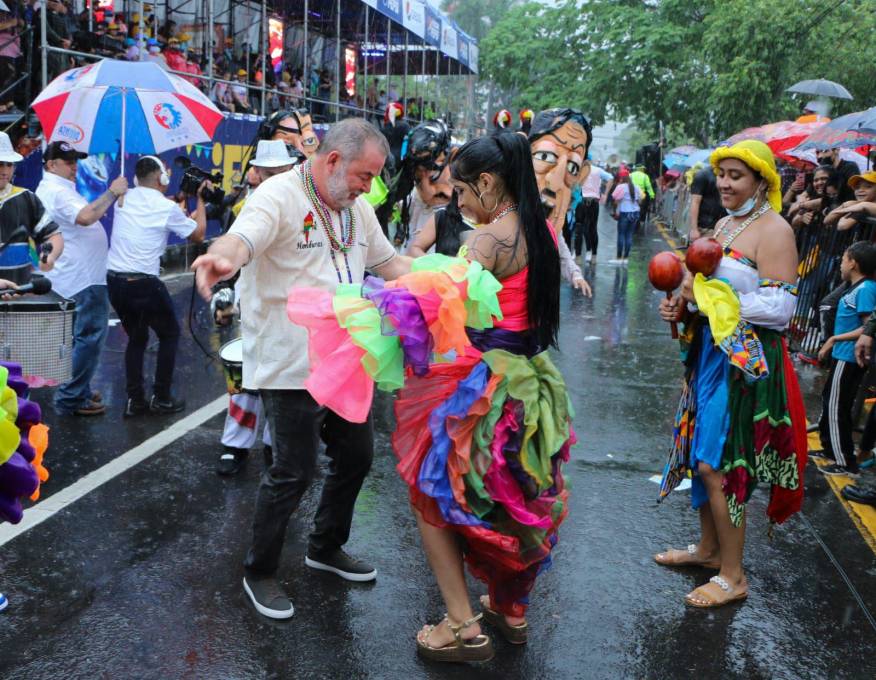 ¡Ni la lluvia los detuvo! Así se vivió en San Pedro Sula el gran desfile de carrozas y el show del alcalde Roberto Contreras