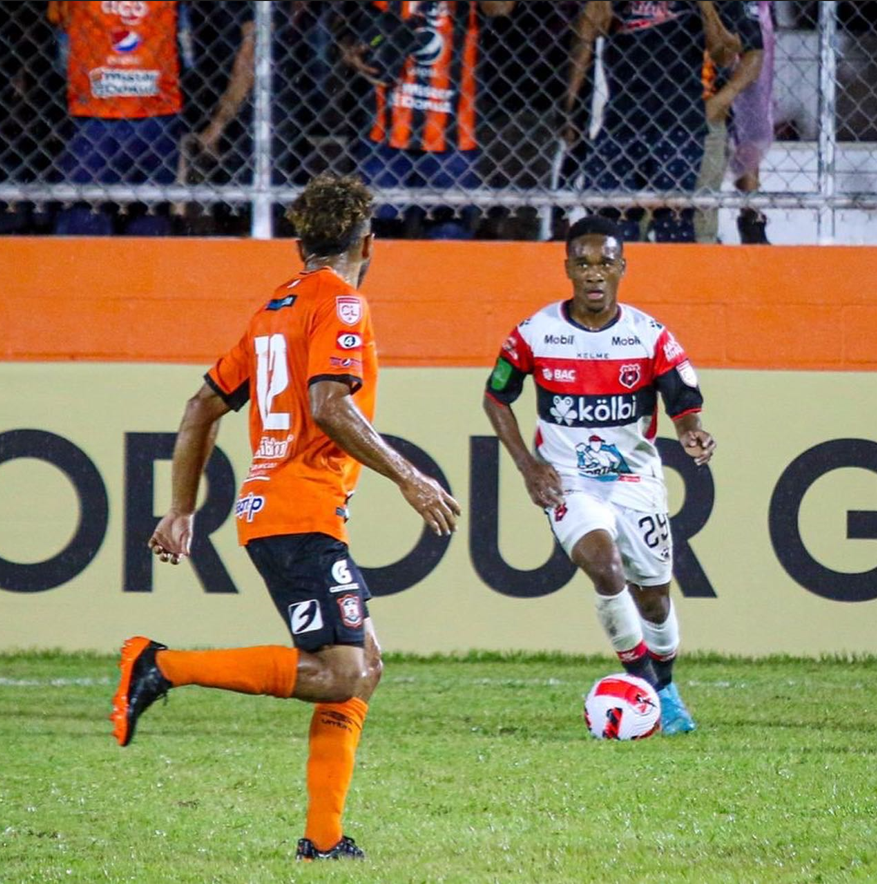 El hondureño Bryan Félix ha anotado en los últimos dos partidos con el Alajuelense de Costa Rica.