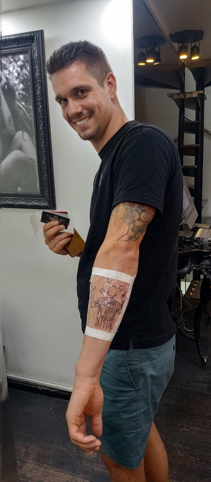 Del “¿qué mirás, bobo?” al beso de Messi a la Copa del Mundo: locura desenfrenada por los tatuajes de Argentina