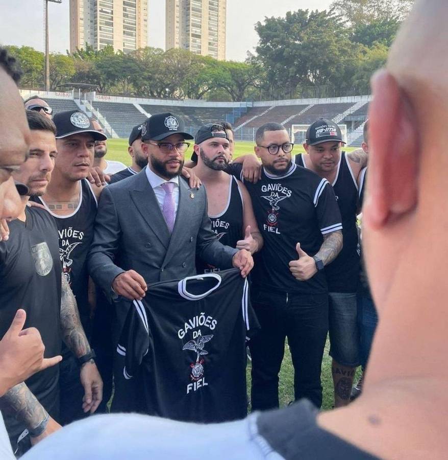 Llegó en helicóptero, su dorsal y locura de los hinchas: Así fue la presentación de Memphis Depay con el Corinthians de Brasil