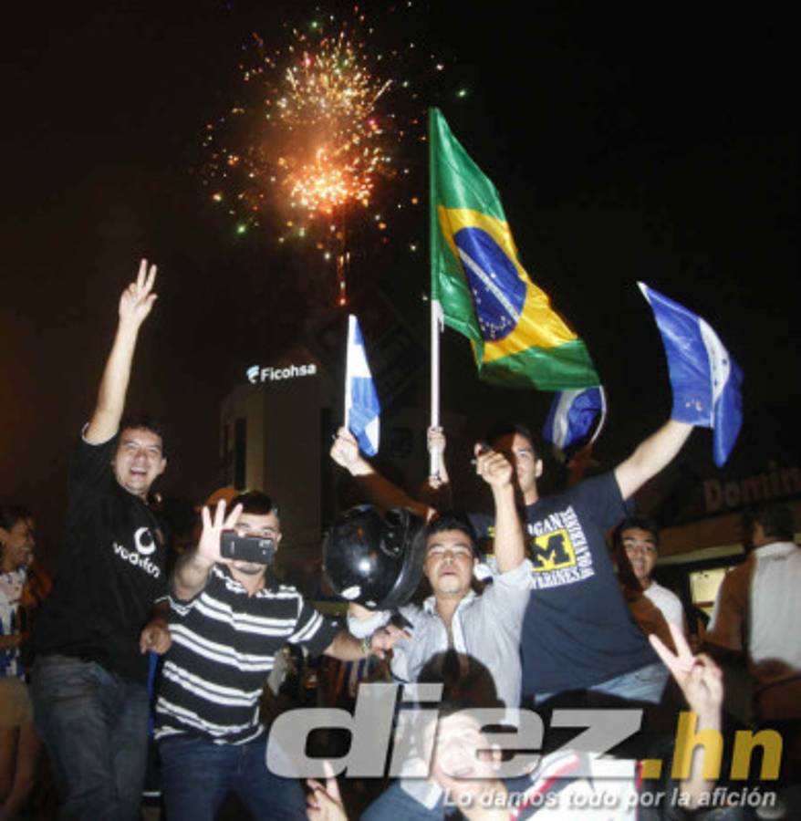 Hondureños celebrando clasificación al Mundial