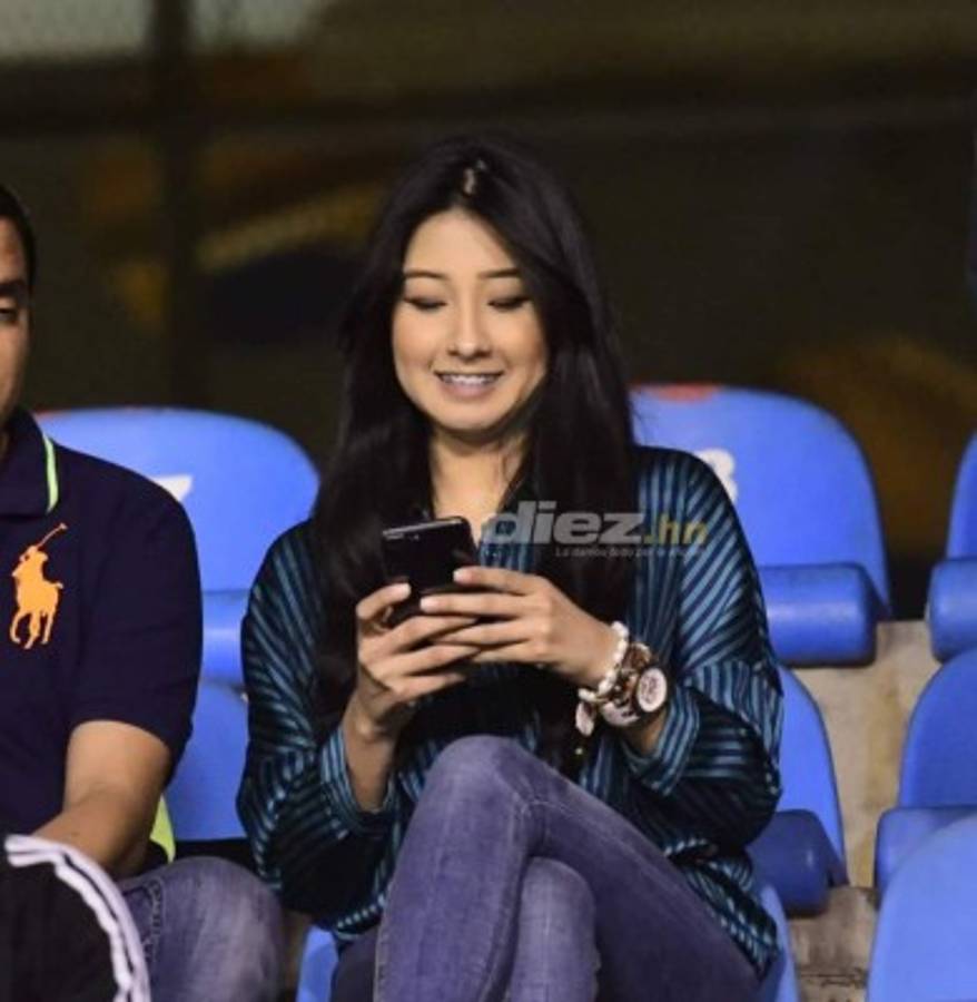 Hermosas chicas adornan la final Olimpia-Real España en el estadio Olímpico