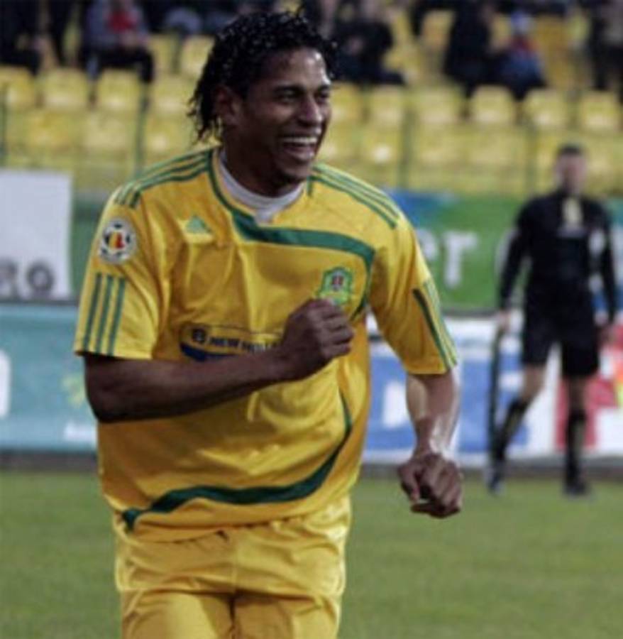 Las camisas que ha vestido Carlo Costly a lo largo de su carrera