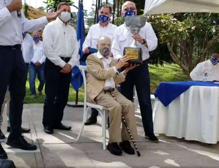 Homenaje a Chelato Uclés: la cancha sintética del hotel de la 'H' en Siguatepeque llevará su nombre