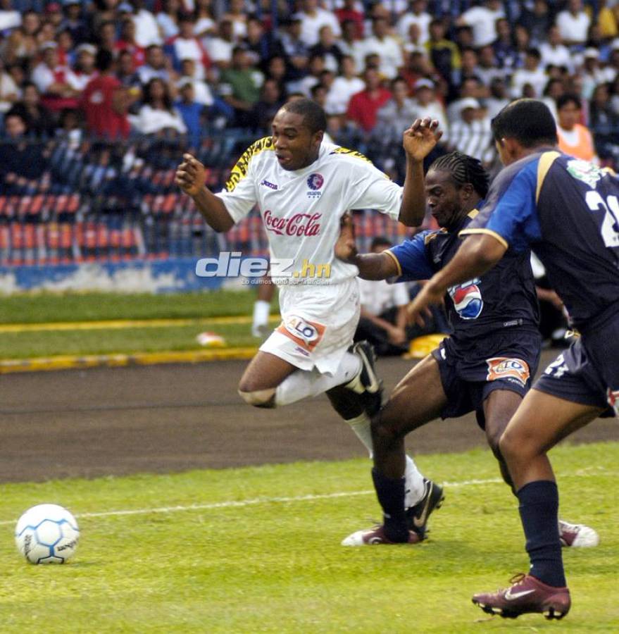 Fotos inéditas del clásico Motagua-Olimpia: Agarrones de pelo, Noel penaleando y camisas rotas