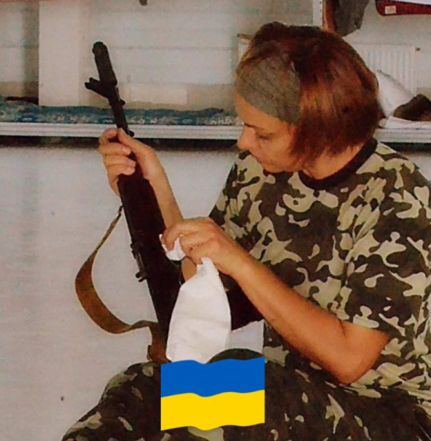 Escritora y madre: así murió la primera mujer soldado junto a su pareja en Ucrania tras los ataques de Rusia en Kiev