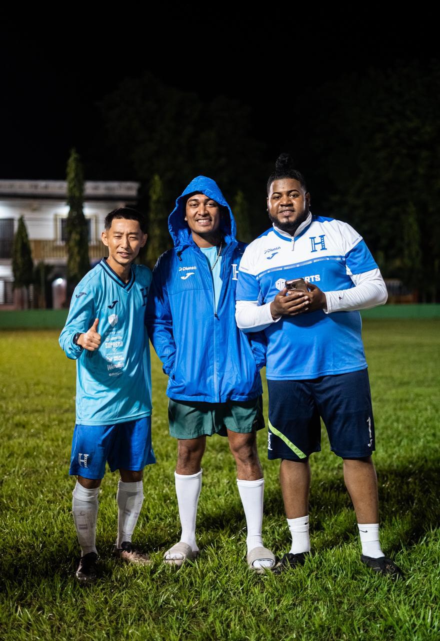 Supremo aparece de rodillas en el Municipal Ceibeño y Shin Fujiyama sorprende: concentración de los tiktokers de Honduras