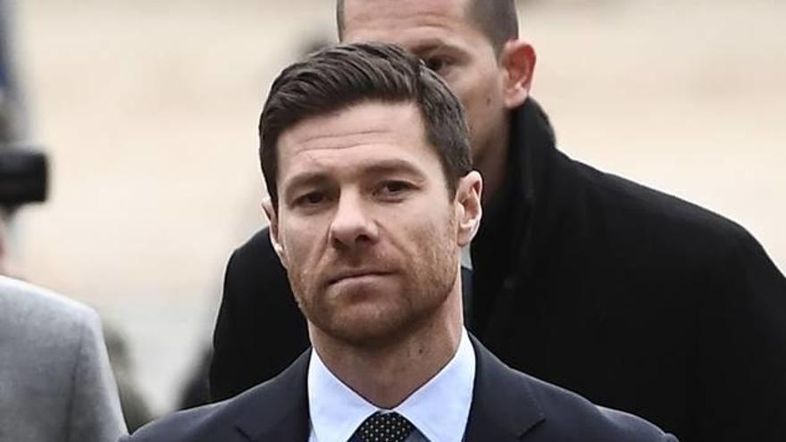 Usó la imagen de Xabi Alonso para estafar al Liverpool y esto pidió al club tras la salida de Klopp