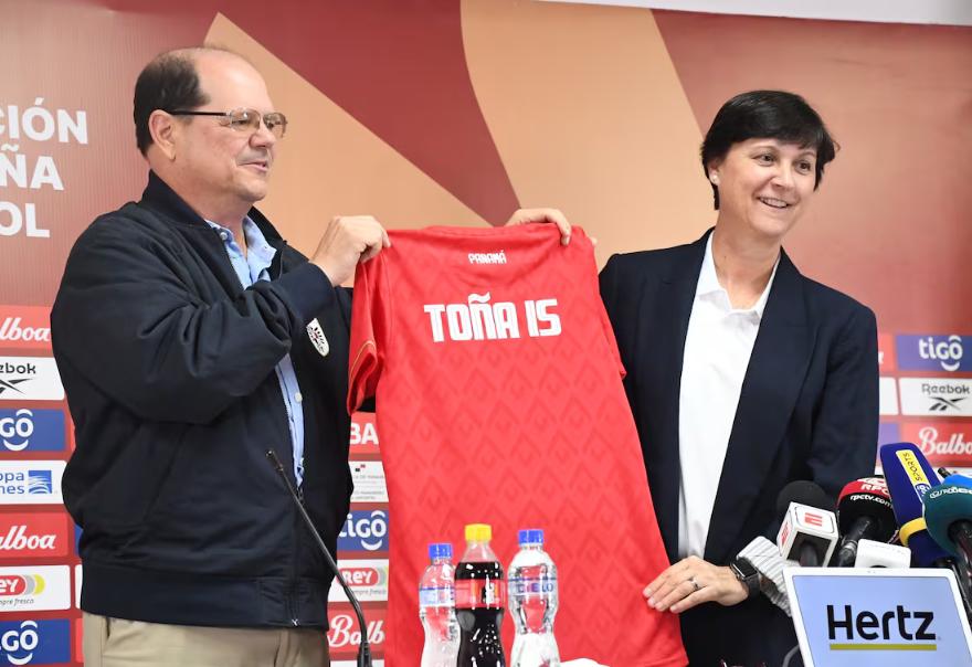 Selección femenina de Panamá presentó a su nueva DT: campeona del mundo, dirigió en México y trabajaba como policía