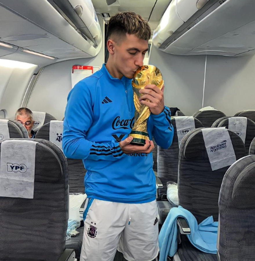Lo que se vive dentro del avión: así viajan los jugadores de Argentina de vuelta a su país con la Copa del Mundo tras vencer a Francia