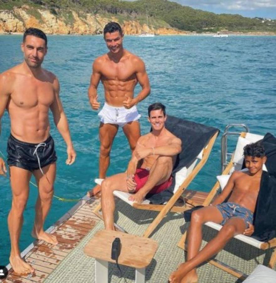 Cristiano Ronaldo se rinde a Georgina Rodríguez y el 'colado' en las nuevas fotos de las vacaciones de CR7