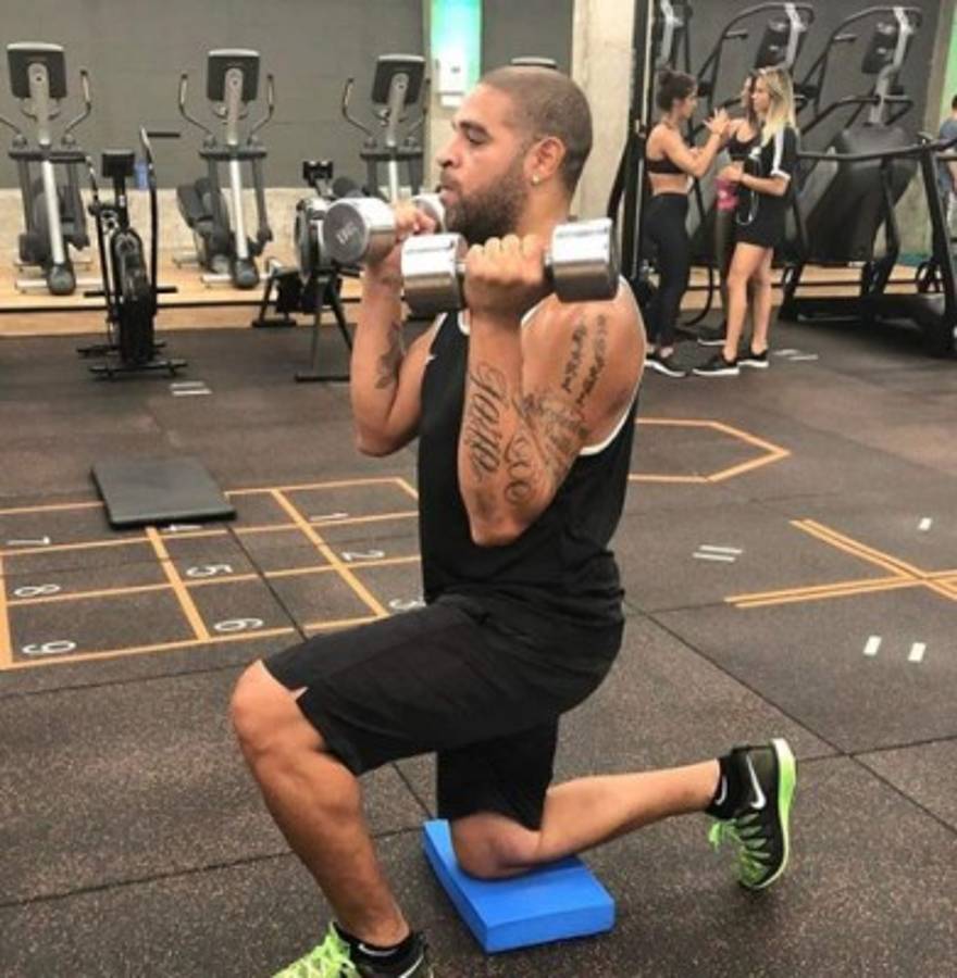 El gran giro que ha dado la vida de Adriano, el crack que volverá al fútbol