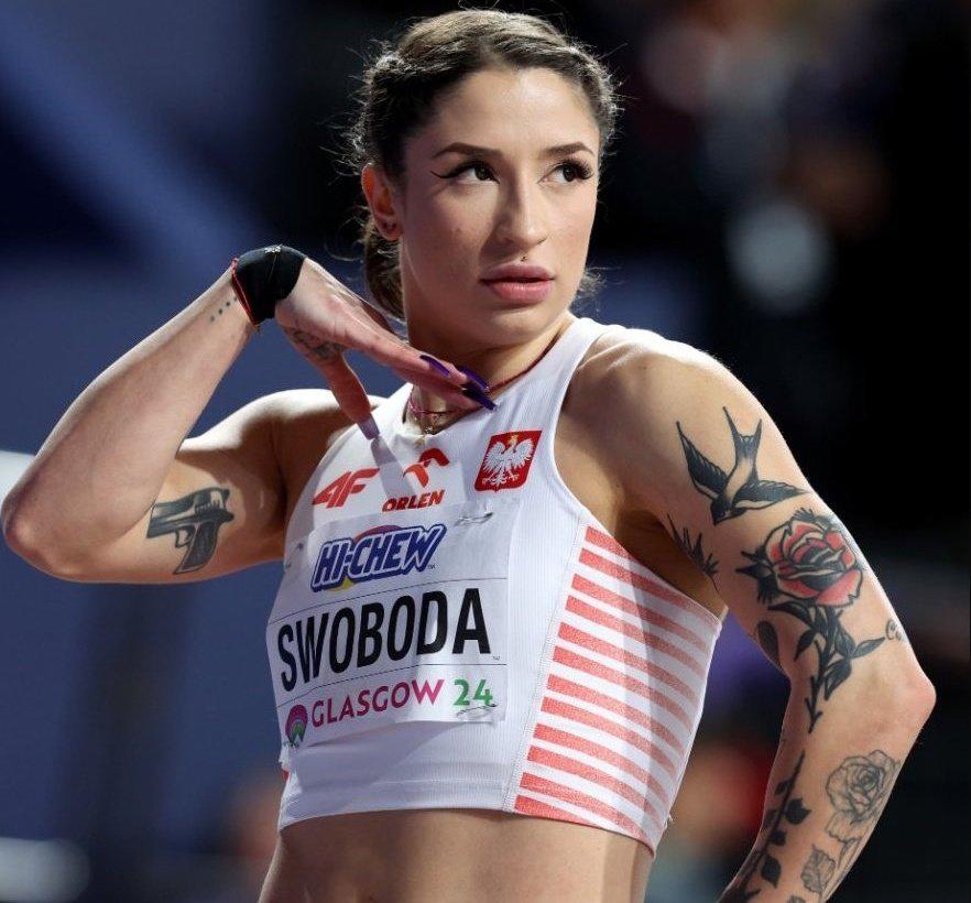 París 2024: así es la corredora polaca que se hizo viral por un peculiar saludo y exuberantes tatuajes