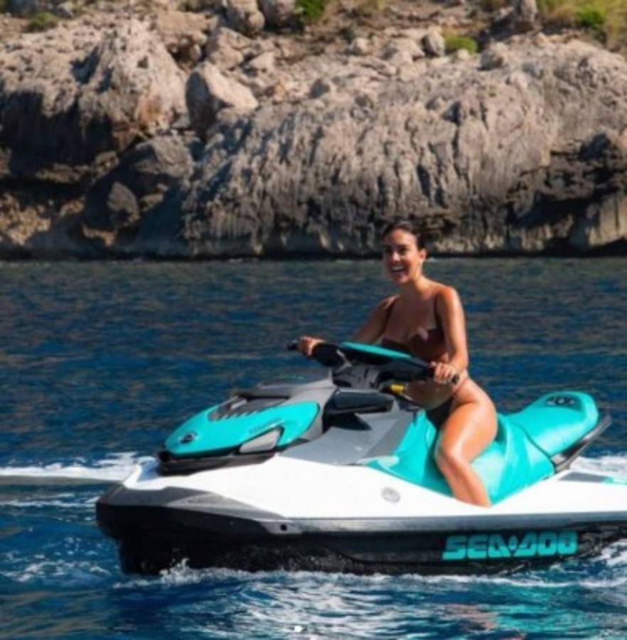 Georgina Rodríguez deslumbra en sus vacaciones con Cristiano Ronaldo en un yate de lujo
