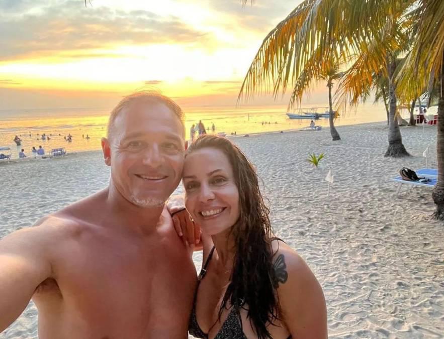 La Tota Medina llega a Cayos Cochinos en Islas de la Bahía muy bien acompañado, pero ¿qué pasó con el Victoria?