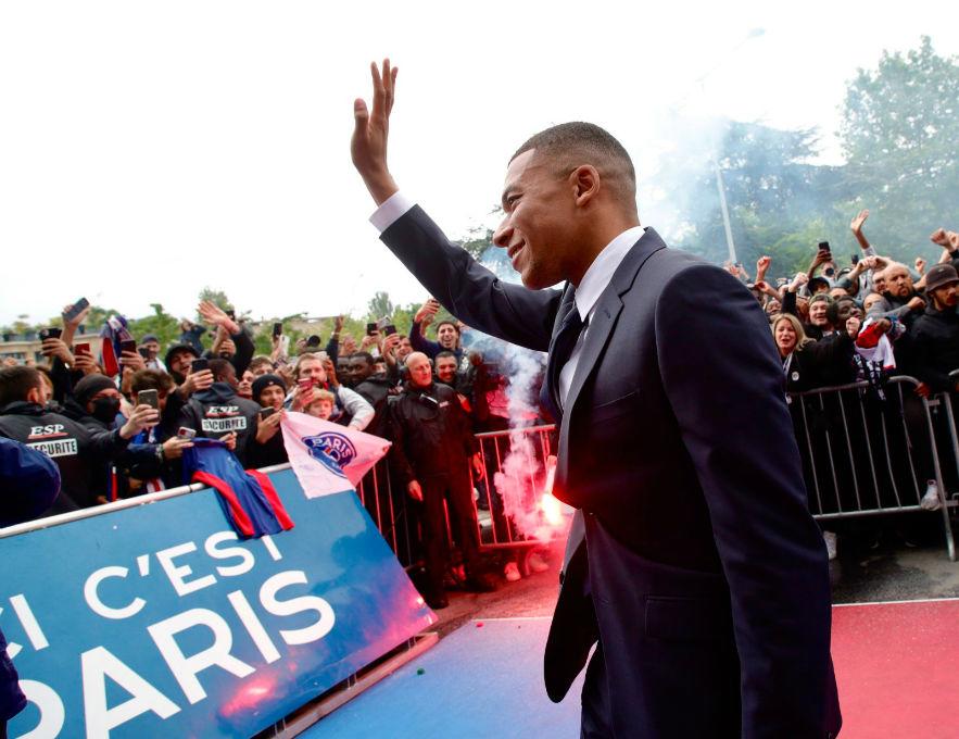 Locura total en el Parque de los Príncipes, la felicidad de Mbappé por su renovación e insultos al Real Madrid