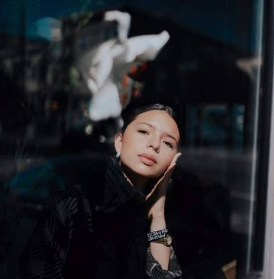 Ángela Aguilar, la mariachi mexicana que se robó el show en la pelea de Canelo Álvarez   