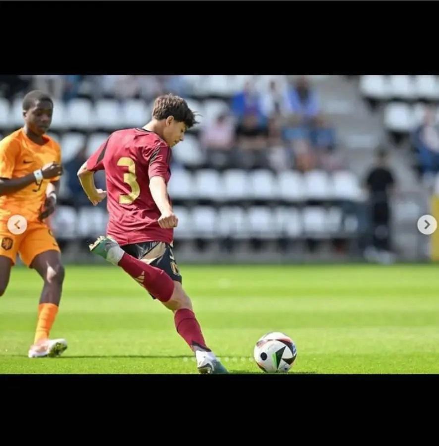 Hondureño sorprende y firma su primer contrato como profesional en histórico club de Europa