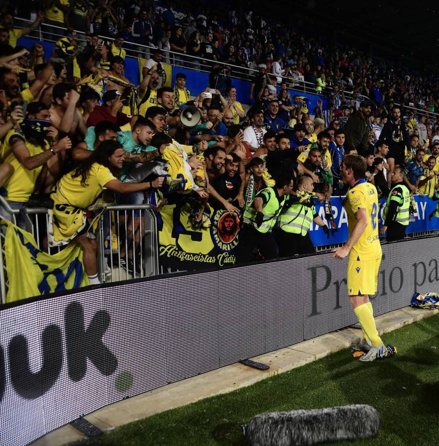 Choco Lozano como todo un ídolo: Así fue la “loca” celebración de los jugadores del Cádiz con su afición