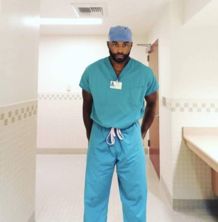 Mayron Rolle, exjugador de la NFL, ahora como médico lucha contra el coronavirus