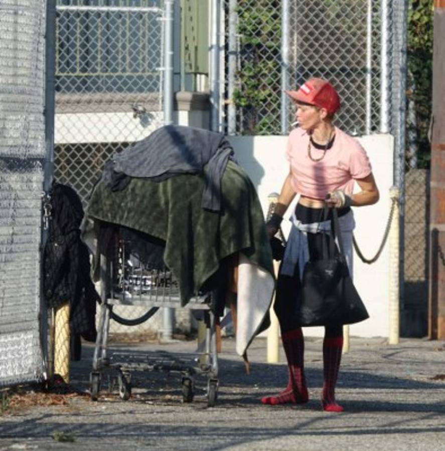 De Hollywood a la calle: el drama de una famosa modelo que ahora come basura y luce irreconocible