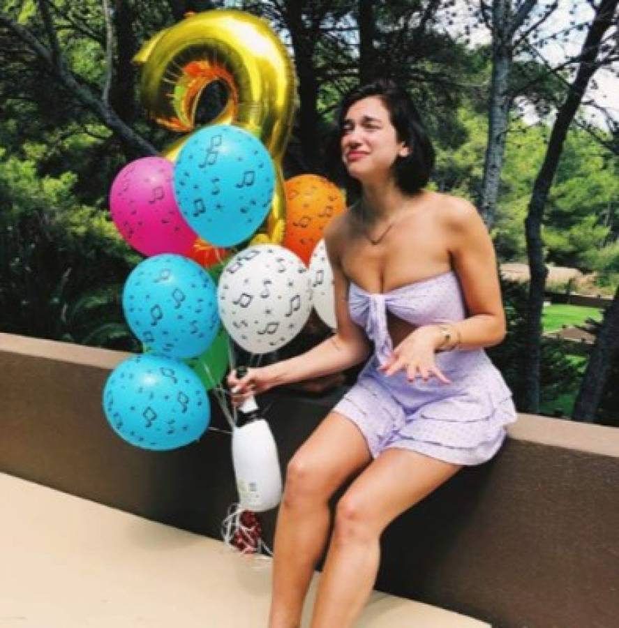 ¡Desenfrenada! Dua Lipa se monta fiestón en Ibiza tras cumplir 23 años
