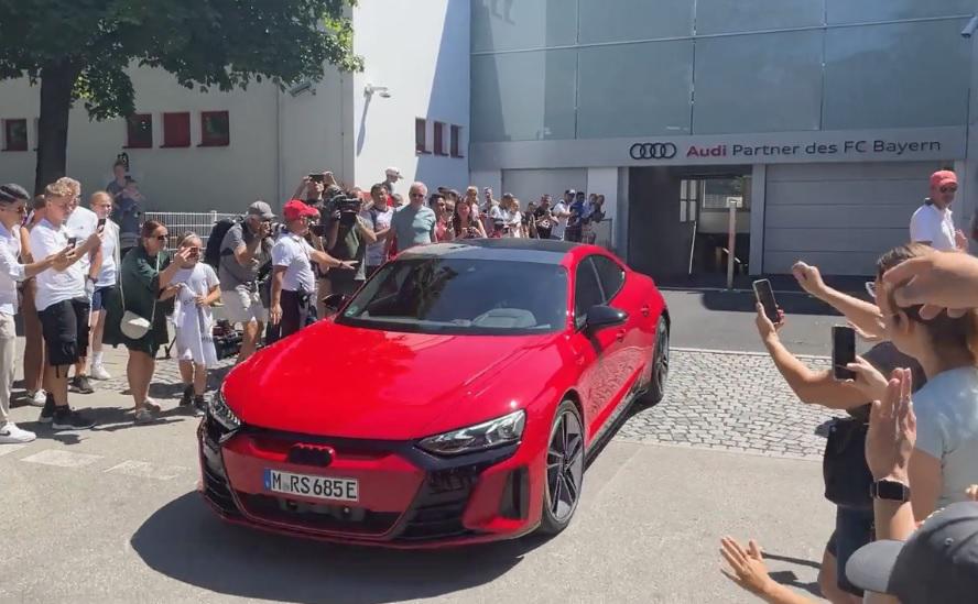 Así fue la despedida de Lewandowski del Bayern Munich: Emotivo abrazo con Müller y la reacción de la afición