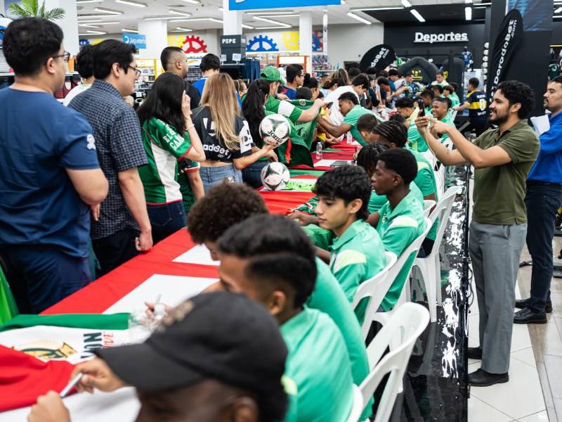 Los futbolistas de Marathón compartieron con los aficionados el miércoles en San Pedro Sula.