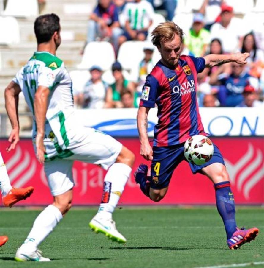 Barcelona demolió por 8 a 0 al Córdoba y se aferra al título .