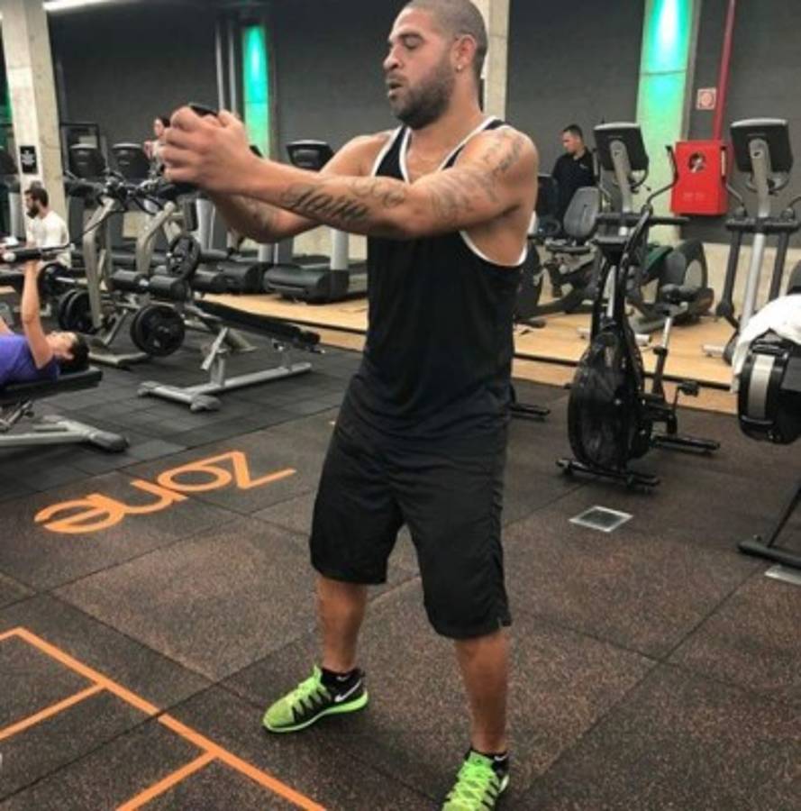 El gran giro que ha dado la vida de Adriano, el crack que volverá al fútbol