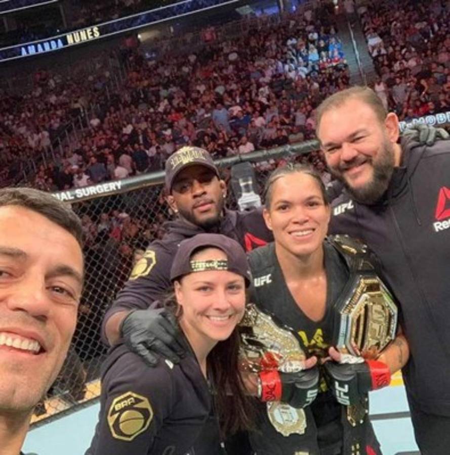 Amanda Nunes, posa de forma intima en Instagram con sus cinturones de campeona de la UFC
