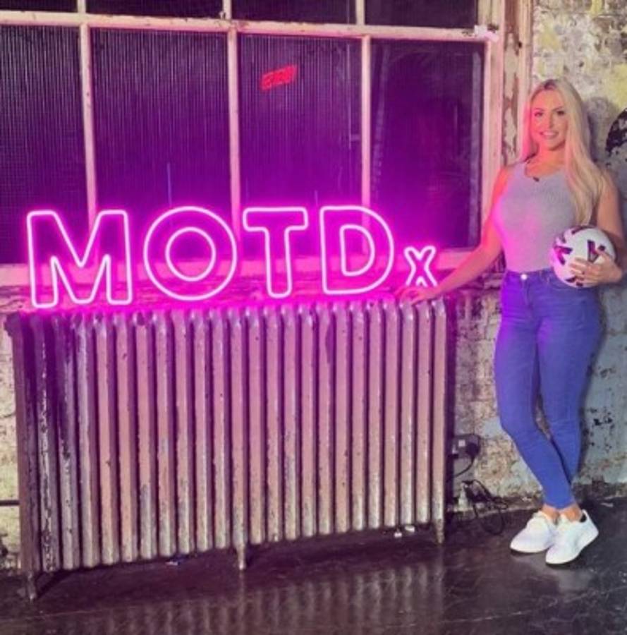 La sexy reportera del Leeds United denuncia que le mandan fotos íntimas en Twitter